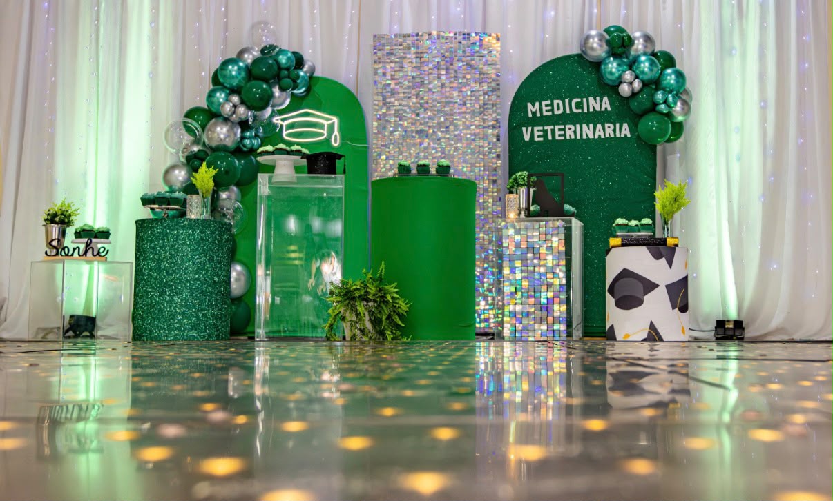 Salão decorado para festa de formatura com painéis e balões