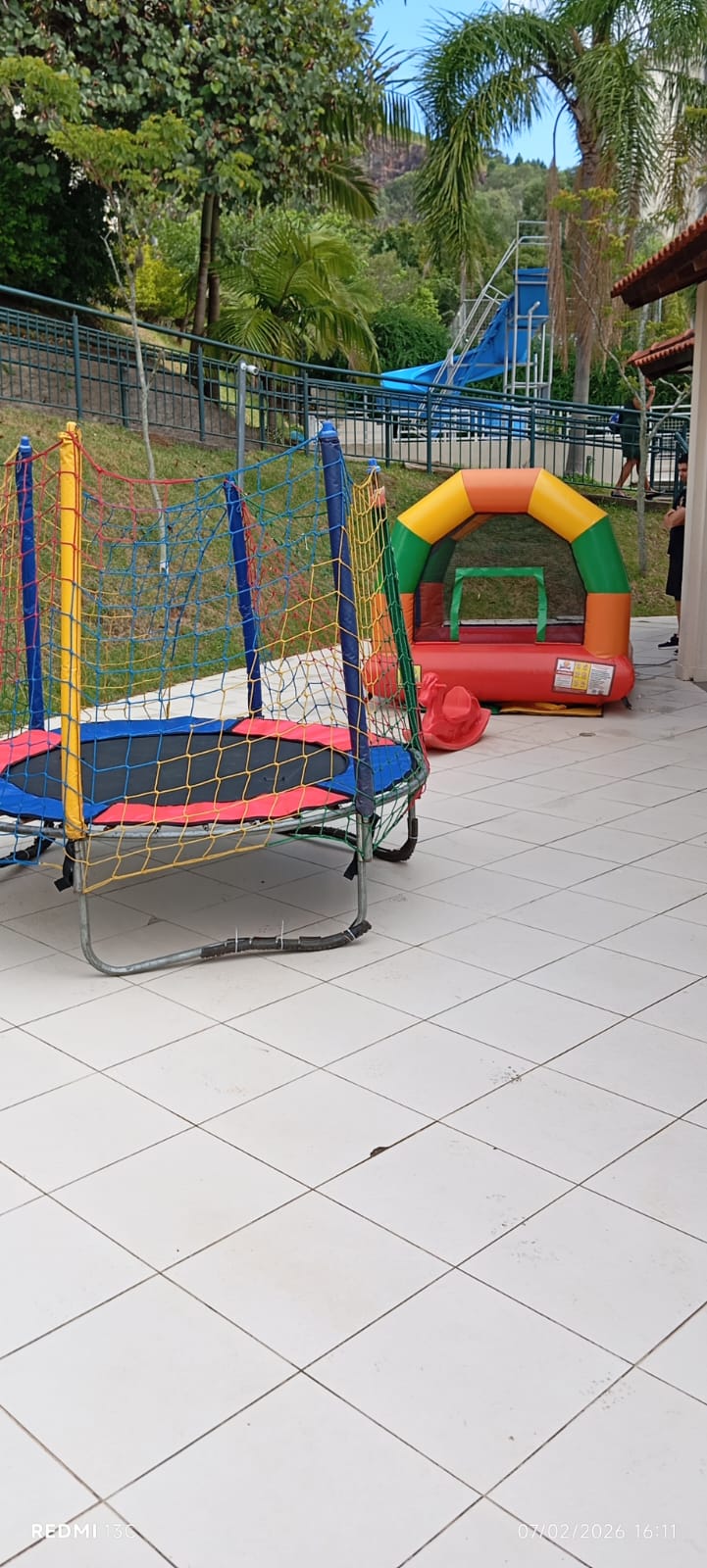 Pula-pula e cama elástica montados para festa infantil