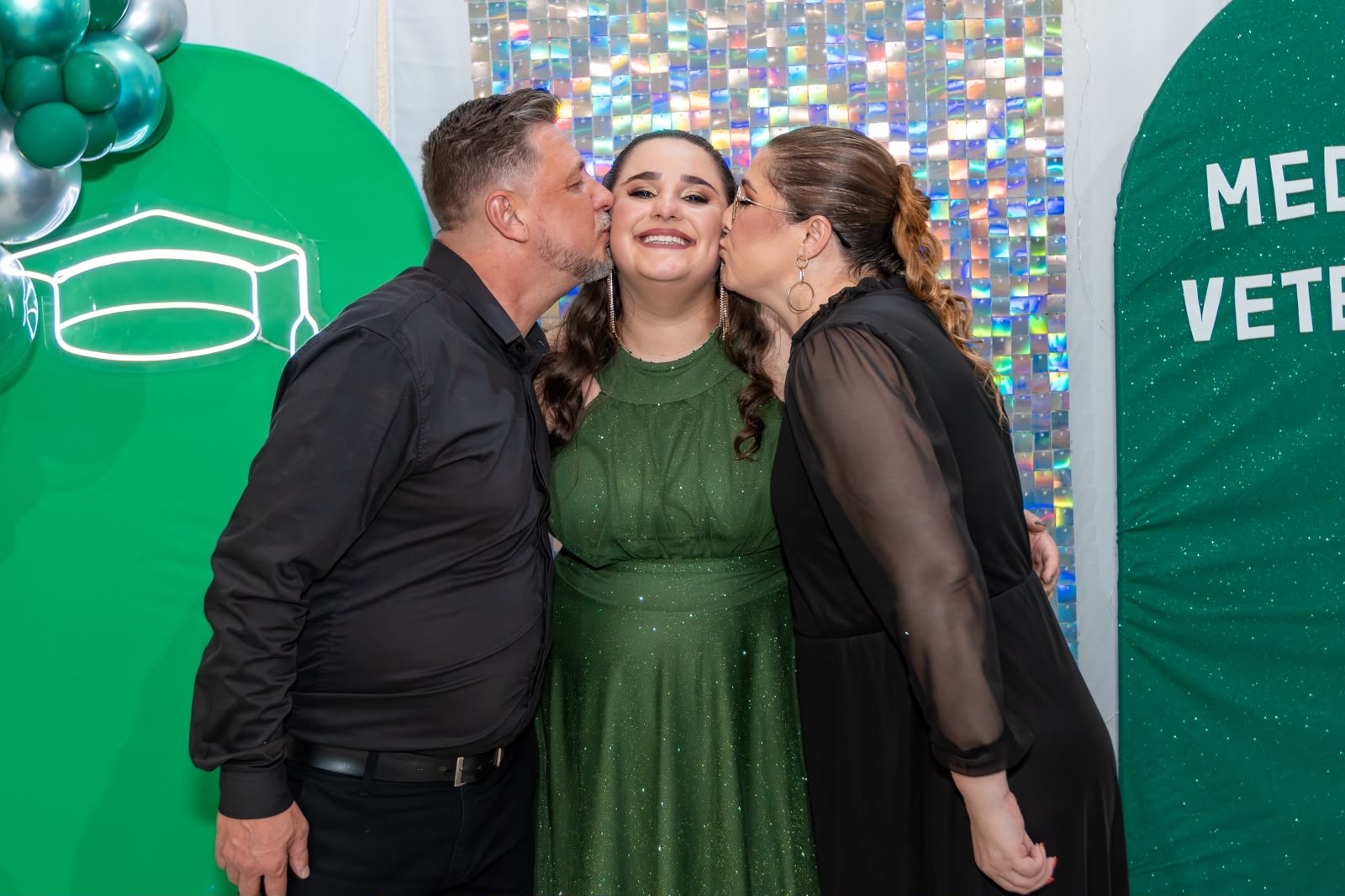 Famílias felizes comemorando juntas em uma festa