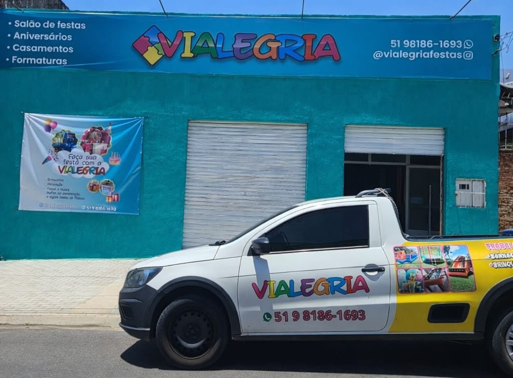 Fachada colorida da Vialegria Festas e Eventos com caminhonete personalizada