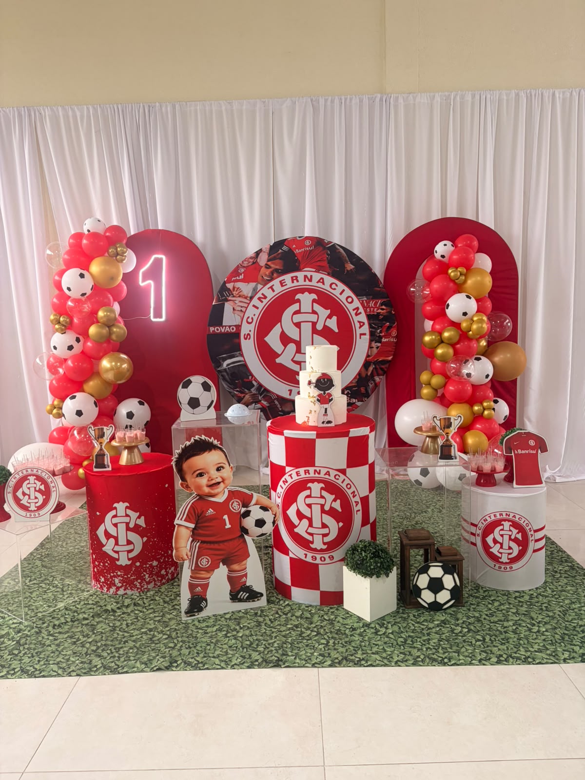 Decoração completa de aniversário infantil montada na casa de festas Vialegria