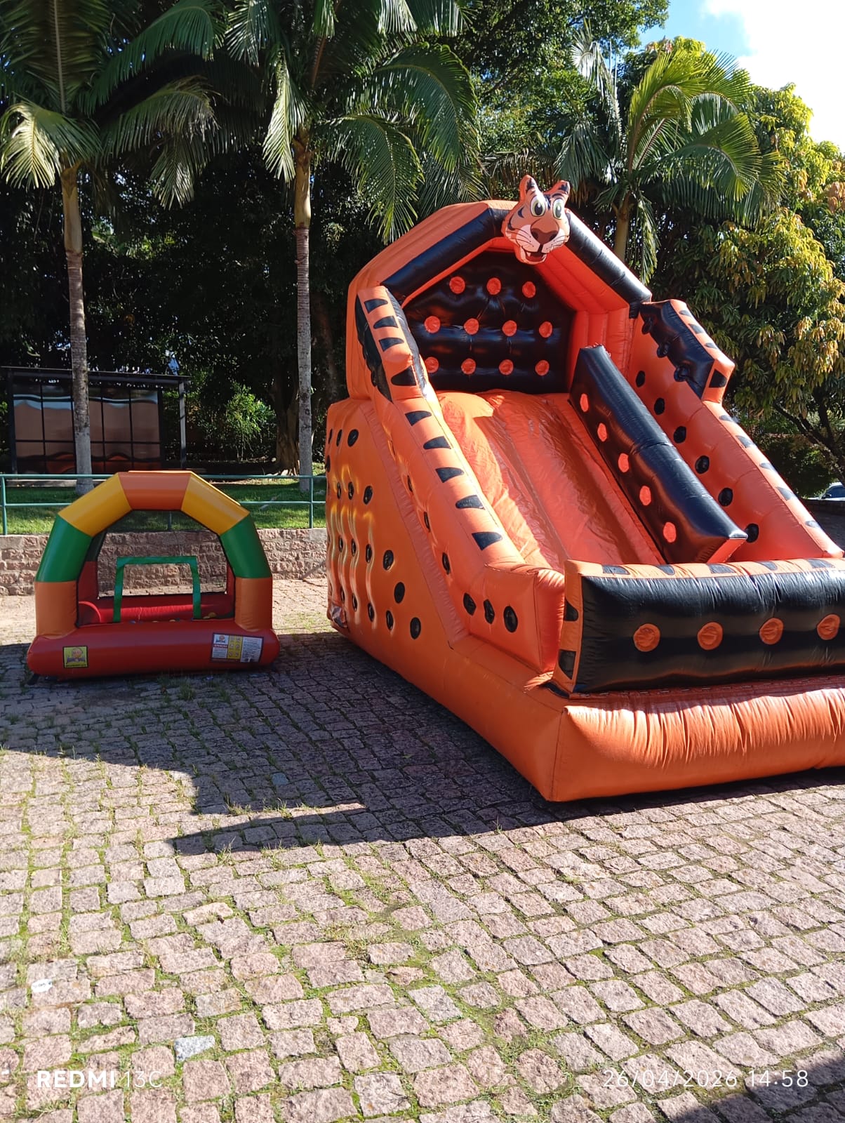 Tobogã inflável e piscina de bolinhas montados em área externa